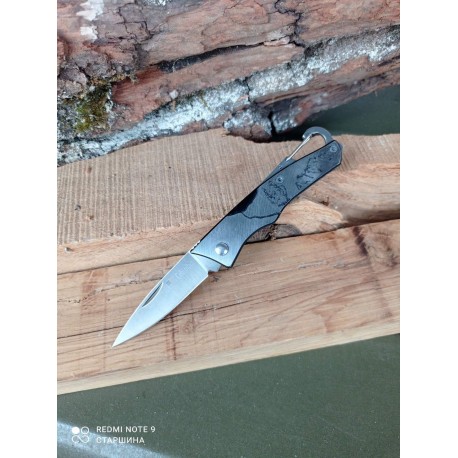 Нож складной с гравировкой и карабином.